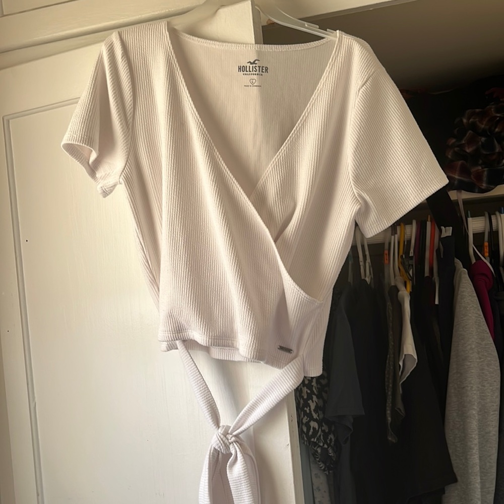🍀3 for 16🍀Hollister White wrap top